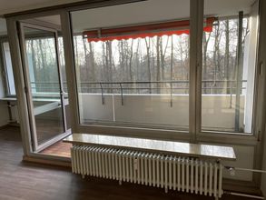 Wohnzimmer mit Balkon