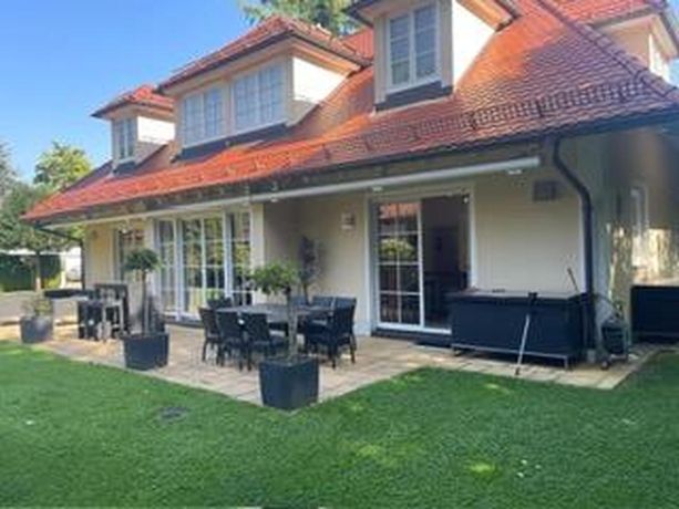 Außenansicht Haus mit Garten