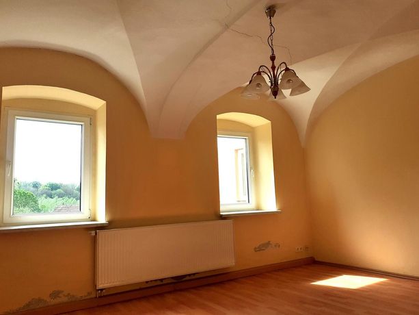 Zimmer mit Gewölbedecke
