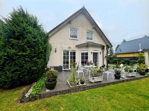 Hausansicht Terrasse und Garten