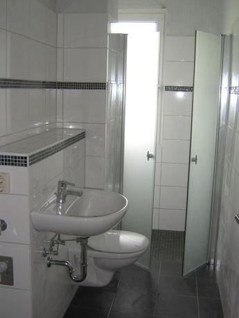 Tageslichtbad mit ebenerdiger Dusche