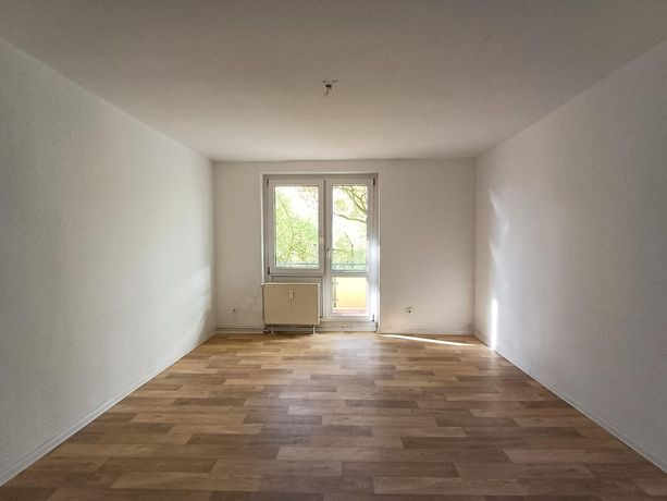 Wohnzimmer mit Balkon