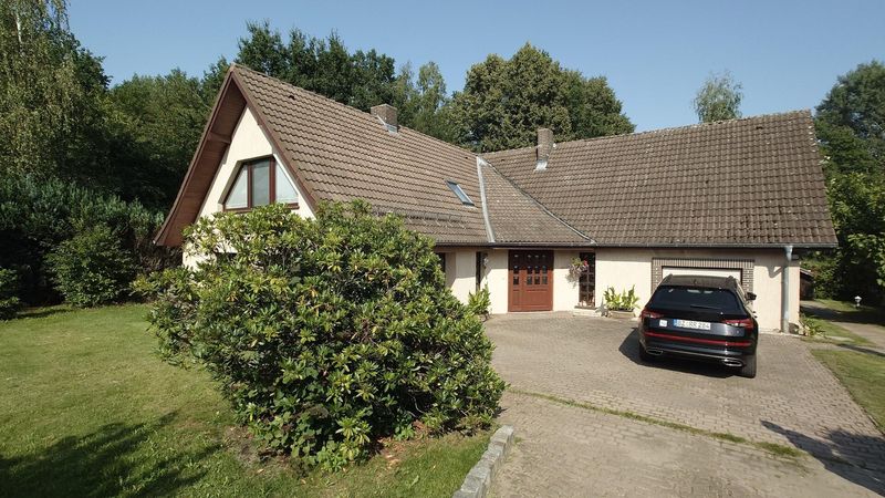 Ansicht Haus und Zufahrt