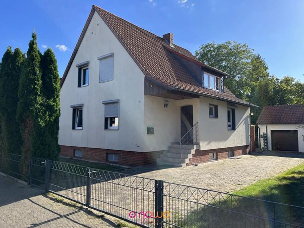 Timmerlah! Die Außenansicht mit Blick auf die Zufahrt