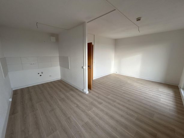 Wohnzimmer mit offener Küche