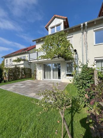 Terrase mit Balkon und Grün