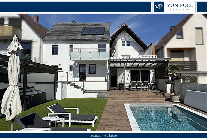 Außenanlage mit Blick auf beide Häuser