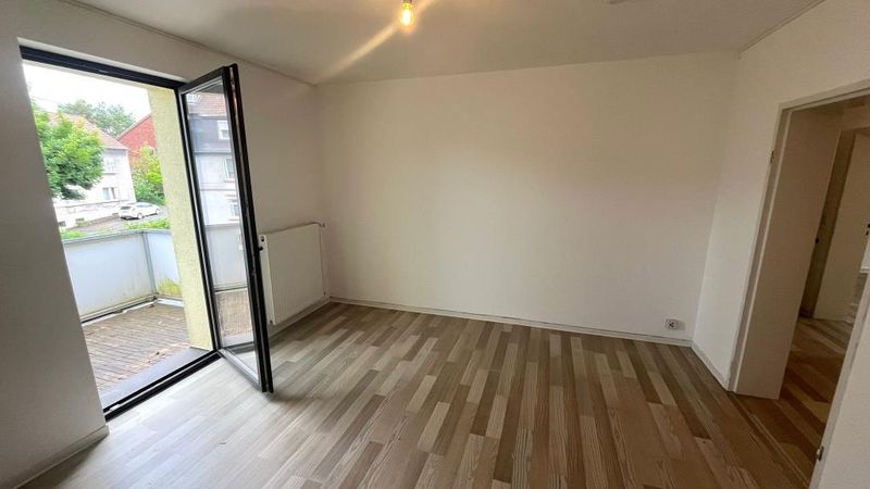 Wohnzimmer mit Balkonzugang