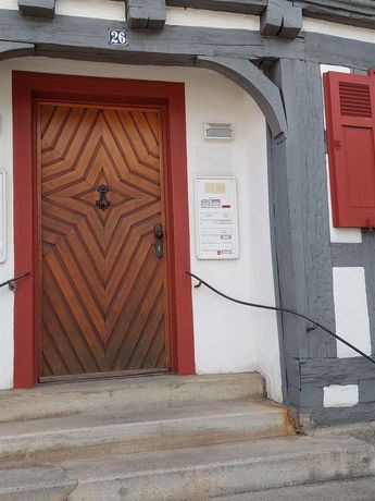 Hauseingang mit Steintreppe