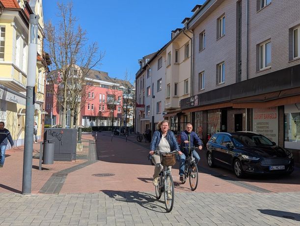 Fußgängerzone mit Hausfront