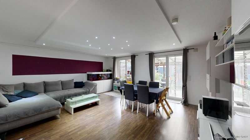 Wohnzimmer mit Zugang zur Terrasse