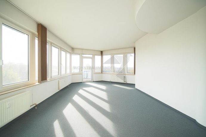 Praxisraum mit Balkonzugang