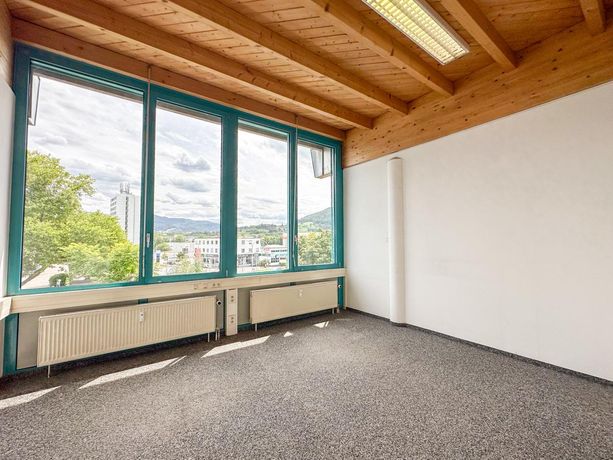 Lichtdurchflutetes Büro