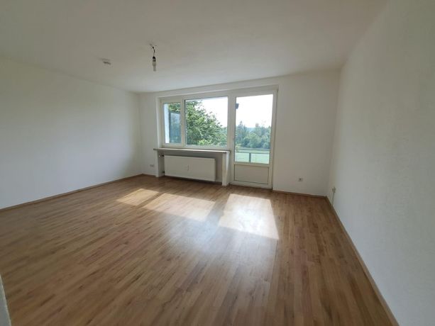 Wohnzimmer mit Zugang zum Balkon