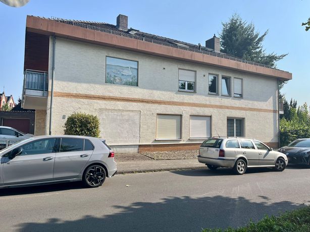 Hausfassade mit Autos