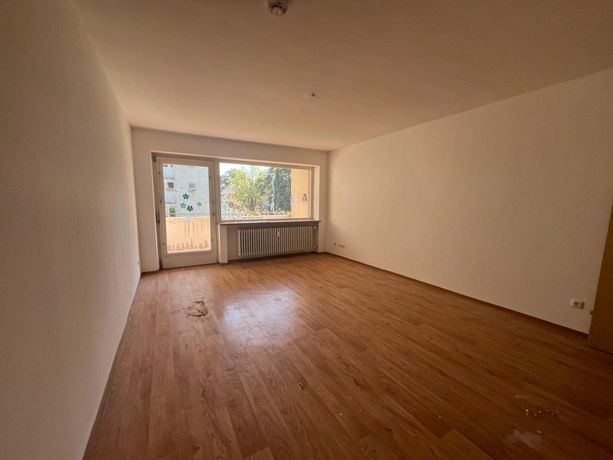 Geräumiges Wohnzimmer mit Balkon