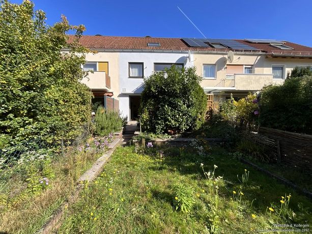 Garten mit Blick zum Wohnhaus