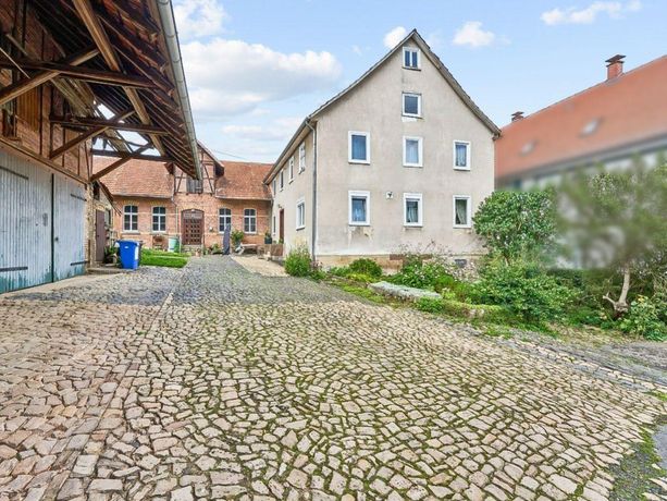 charmantes Wohnhaus mit Saal