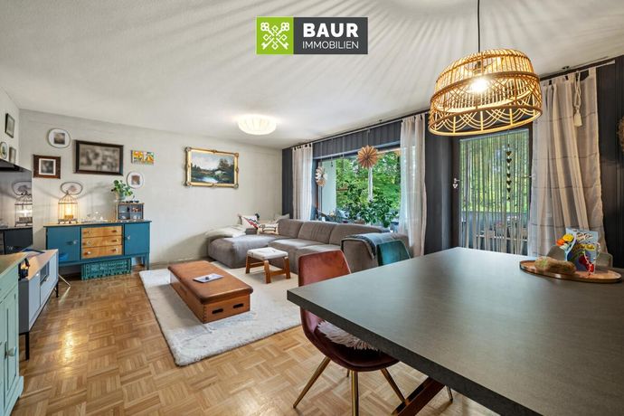 Wohn-, Essbereich mit Zugang zum Balkon