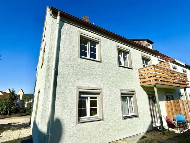 Ihr Haus mit Ihrem Balkon vom Garten