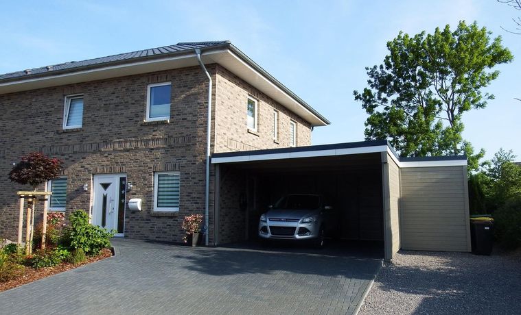 Hauseingang mit Carport