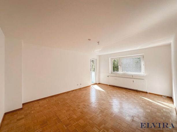 großzügiges Wohnzimmer