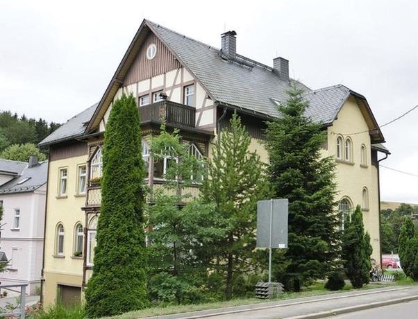 Hausansicht mit Balkon