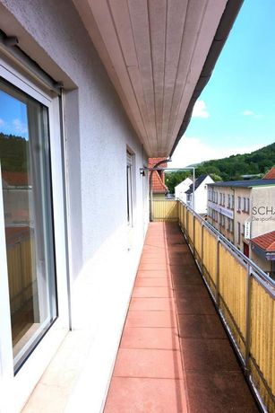 überdachter großer Balkon