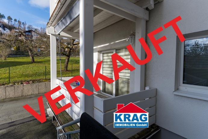 Blick vom Hauseingang auf den zur Wohnung 2 gehörenden Balkon