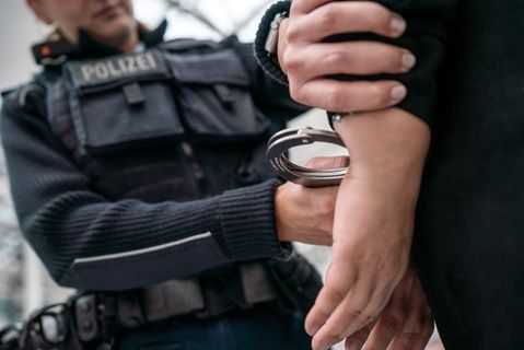 Bundespolizei_Handschellen.jpg